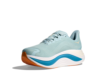 Hoka Skyward X M, herrmodell i blå och vit färg med små detaljer i orange. Detta är skon som har mycket av allt. Vingad kolfiberplatta för maximal fart och stabilitet. En sko som levererar fart, stabilitet och komfort!