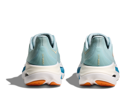 Hoka Skyward X M, herrmodell i blå och vit färg med små detaljer i orange. Detta är skon som har mycket av allt. Vingad kolfiberplatta för maximal fart och stabilitet. En sko som levererar fart, stabilitet och komfort!