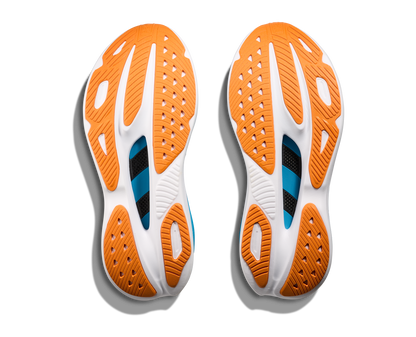 Hoka Skyward X M, herrmodell i blå och vit färg med små detaljer i orange. Detta är skon som har mycket av allt. Vingad kolfiberplatta för maximal fart och stabilitet. En sko som levererar fart, stabilitet och komfort!