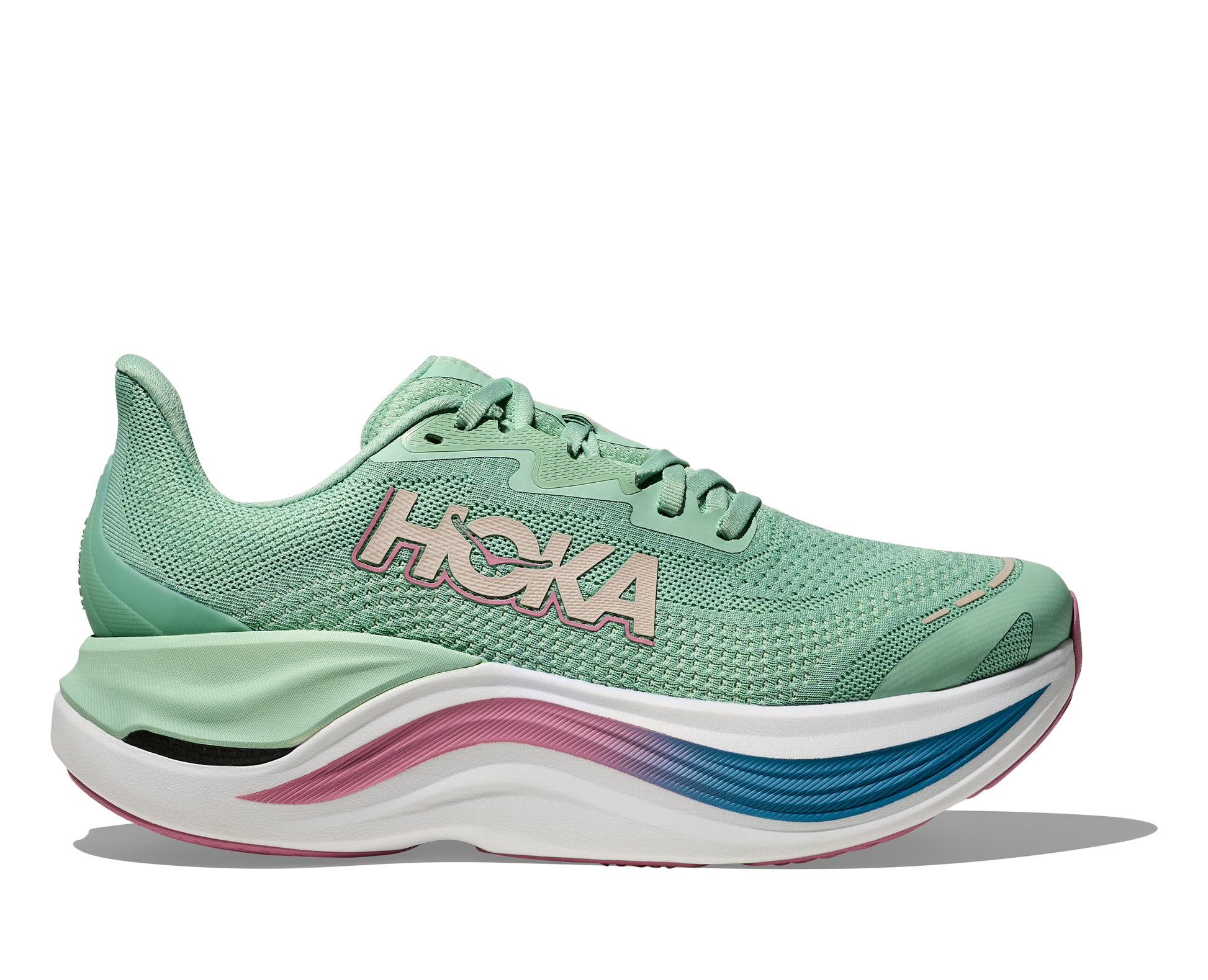 Hoka Skyward X W, dammodell i grön, blå, rosa och vit färg. Detta är skon som har mycket av allt. Vingad kolfiberplatta för maximal fart och stabilitet. En sko som levererar fart, stabilitet och komfort!