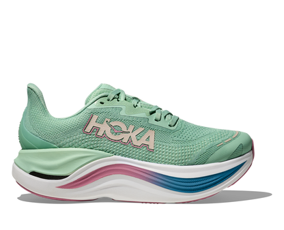 Hoka Skyward X W, dammodell i grön, blå, rosa och vit färg. Detta är skon som har mycket av allt. Vingad kolfiberplatta för maximal fart och stabilitet. En sko som levererar fart, stabilitet och komfort!