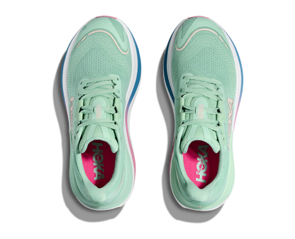 Hoka Skyward X W, dammodell i grön, blå, rosa och vit färg. Detta är skon som har mycket av allt. Vingad kolfiberplatta för maximal fart och stabilitet. En sko som levererar fart, stabilitet och komfort!