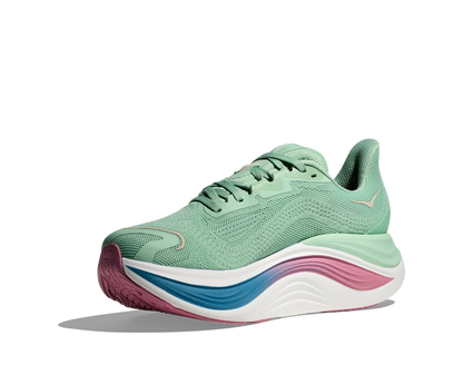Hoka Skyward X W, dammodell i grön, blå, rosa och vit färg. Detta är skon som har mycket av allt. Vingad kolfiberplatta för maximal fart och stabilitet. En sko som levererar fart, stabilitet och komfort!