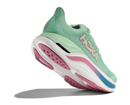 Hoka Skyward X W, dammodell i grön, blå, rosa och vit färg. Detta är skon som har mycket av allt. Vingad kolfiberplatta för maximal fart och stabilitet. En sko som levererar fart, stabilitet och komfort!
