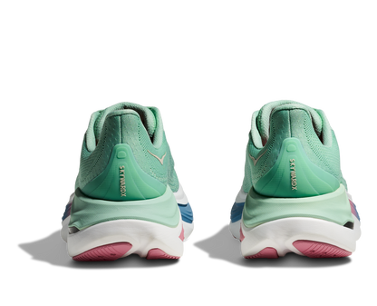 Hoka Skyward X W, dammodell i grön, blå, rosa och vit färg. Detta är skon som har mycket av allt. Vingad kolfiberplatta för maximal fart och stabilitet. En sko som levererar fart, stabilitet och komfort!