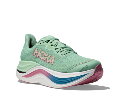 Hoka Skyward X W, dammodell i grön, blå, rosa och vit färg. Detta är skon som har mycket av allt. Vingad kolfiberplatta för maximal fart och stabilitet. En sko som levererar fart, stabilitet och komfort!