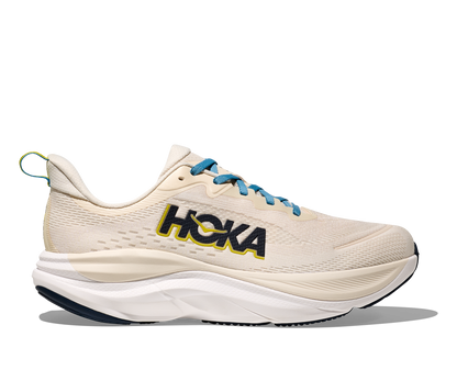 Hoka Skyflow M, löparskor i beige och vit färg med detaljer i blått, gult och svart. Dämpad och stabil sko som är gjord för asfalt och grusvägar. Köp hos oss, din Hoka specialist i Sverige!