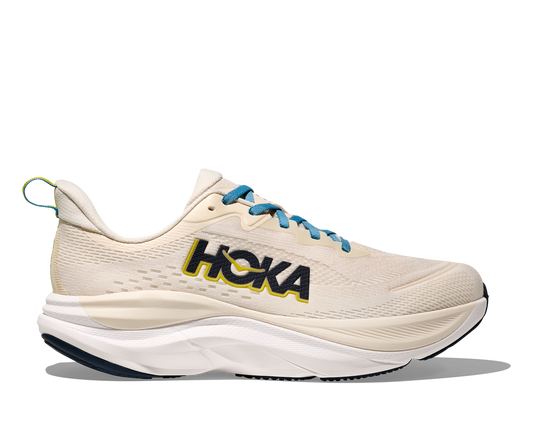 Hoka Skyflow M, löparskor i beige och vit färg med detaljer i blått, gult och svart. Dämpad och stabil sko som är gjord för asfalt och grusvägar. Köp hos oss, din Hoka specialist i Sverige!
