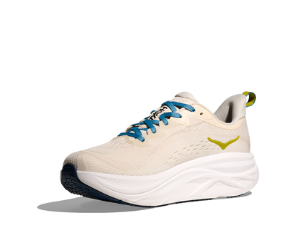 Hoka Skyflow M, löparskor i beige och vit färg med detaljer i blått, gult och svart. Dämpad och stabil sko som är gjord för asfalt och grusvägar. Köp hos oss, din Hoka specialist i Sverige!