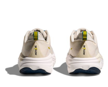 Hoka Skyflow M, löparskor i beige och vit färg med detaljer i blått, gult och svart. Dämpad och stabil sko som är gjord för asfalt och grusvägar. Köp hos oss, din Hoka specialist i Sverige!