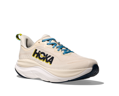 Hoka Skyflow M, löparskor i beige och vit färg med detaljer i blått, gult och svart. Dämpad och stabil sko som är gjord för asfalt och grusvägar. Köp hos oss, din Hoka specialist i Sverige!