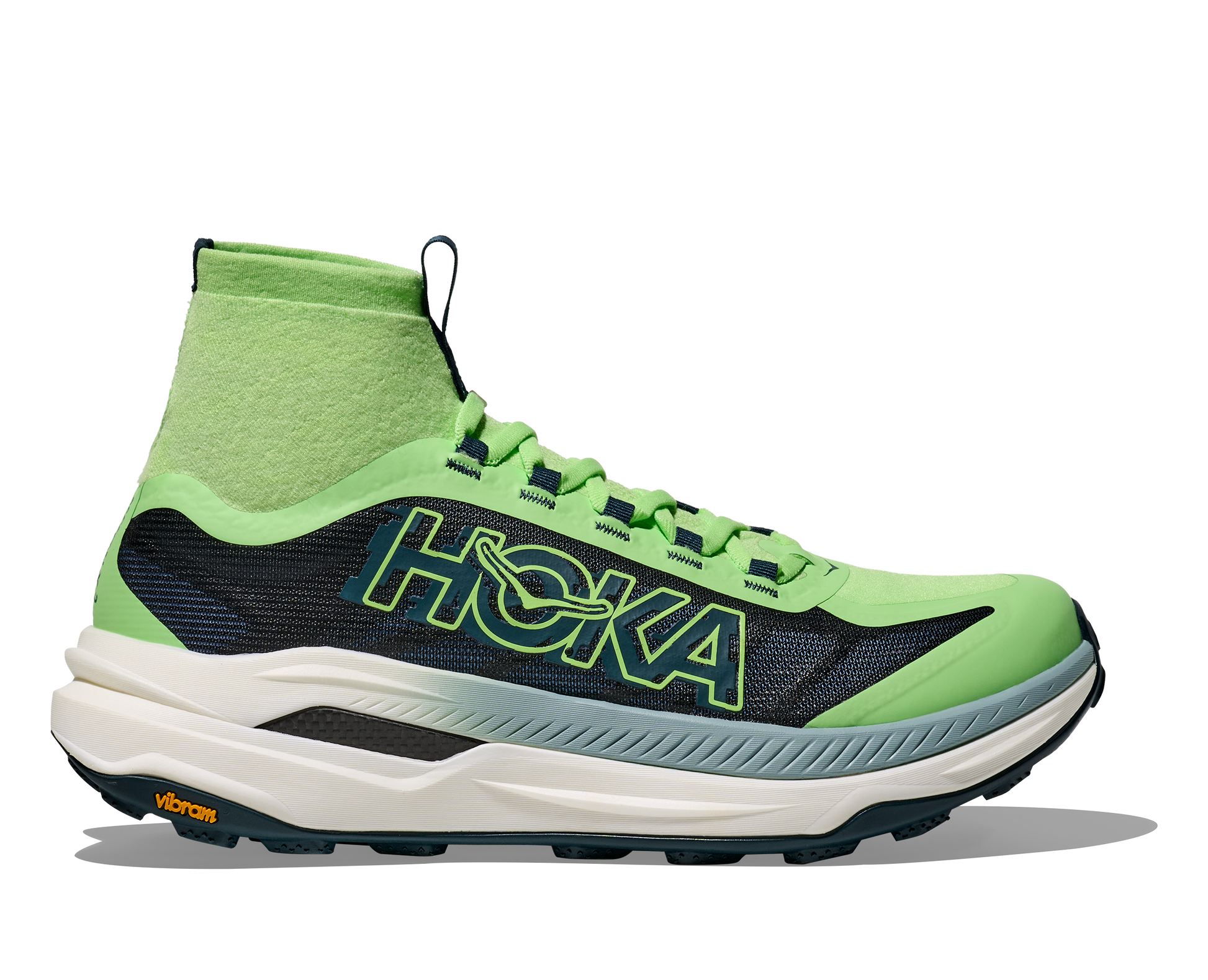 Hoka Tecton X 3 M, herrmodell. En av marknadens snabbaste trailsko med en delad kolfiberplatta. Strump-design för att skydda fötterna ifrån smuts och skräp. Färgen går i grönt och svart med vit sula och små detaljer i andra färger. 