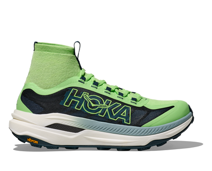Hoka Tecton X 3 M, herrmodell. En av marknadens snabbaste trailsko med en delad kolfiberplatta. Strump-design för att skydda fötterna ifrån smuts och skräp. Färgen går i grönt och svart med vit sula och små detaljer i andra färger. 
