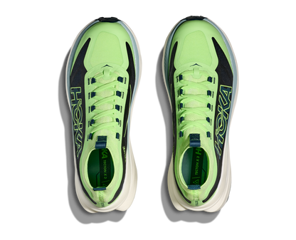 Hoka Tecton X 3 M, herrmodell. En av marknadens snabbaste trailsko med en delad kolfiberplatta. Strump-design för att skydda fötterna ifrån smuts och skräp. Färgen går i grönt och svart med vit sula och små detaljer i andra färger. 