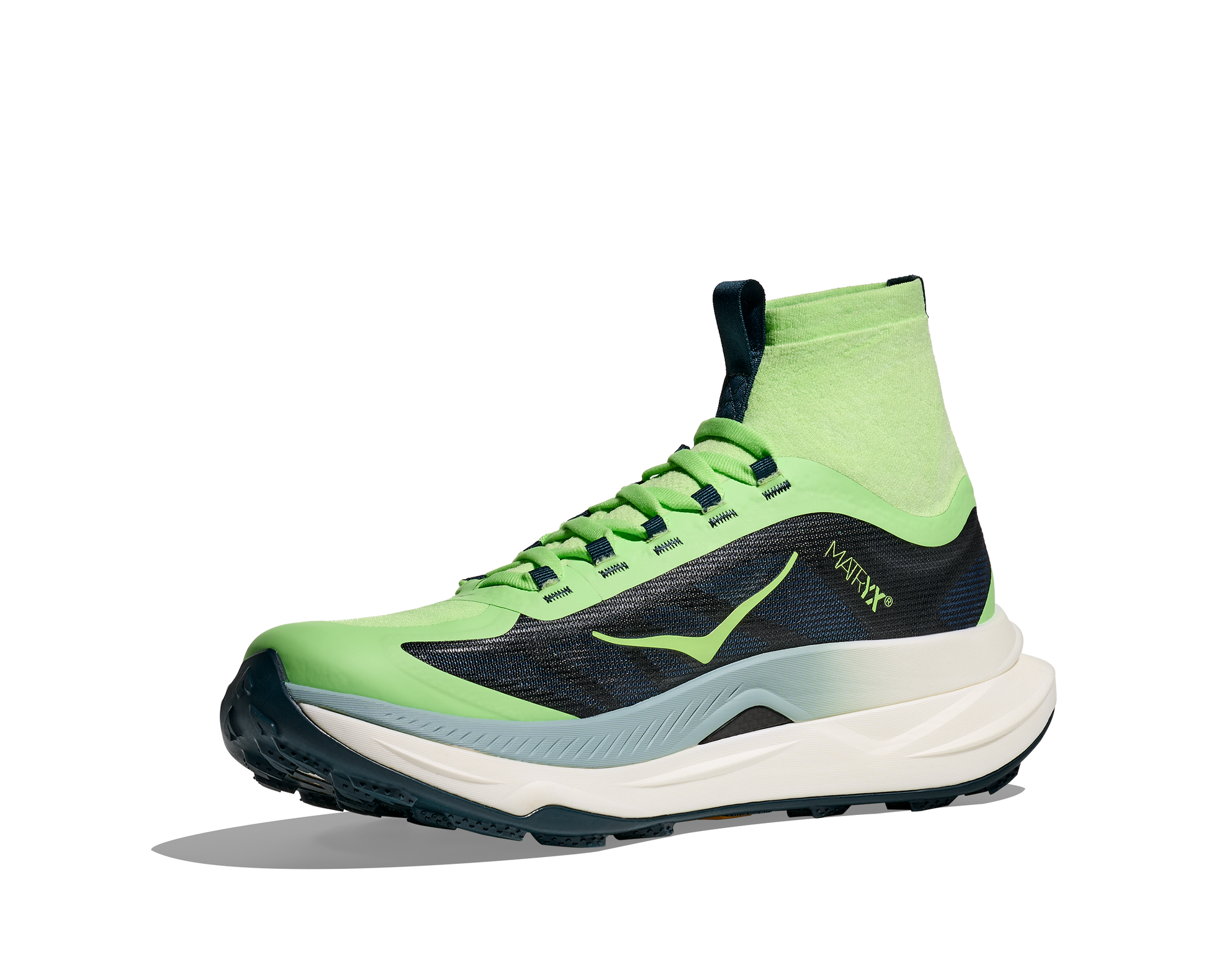 Hoka Tecton X 3 M, herrmodell. En av marknadens snabbaste trailsko med en delad kolfiberplatta. Strump-design för att skydda fötterna ifrån smuts och skräp. Färgen går i grönt och svart med vit sula och små detaljer i andra färger. 