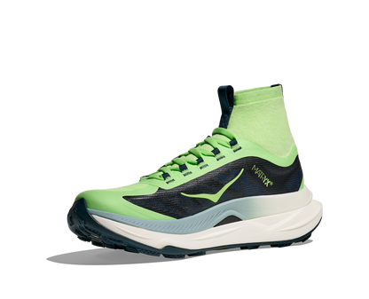 Hoka Tecton X 3 M, herrmodell. En av marknadens snabbaste trailsko med en delad kolfiberplatta. Strump-design för att skydda fötterna ifrån smuts och skräp. Färgen går i grönt och svart med vit sula och små detaljer i andra färger. 