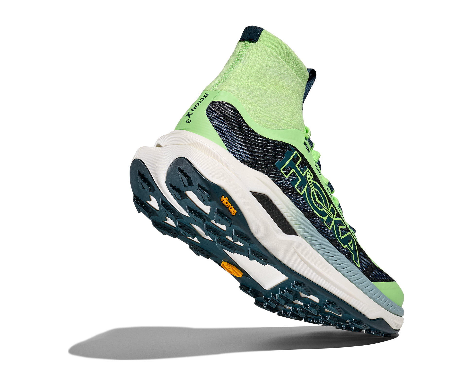 Hoka Tecton X 3 M, herrmodell. En av marknadens snabbaste trailsko med en delad kolfiberplatta. Strump-design för att skydda fötterna ifrån smuts och skräp. Färgen går i grönt och svart med vit sula och små detaljer i andra färger. 