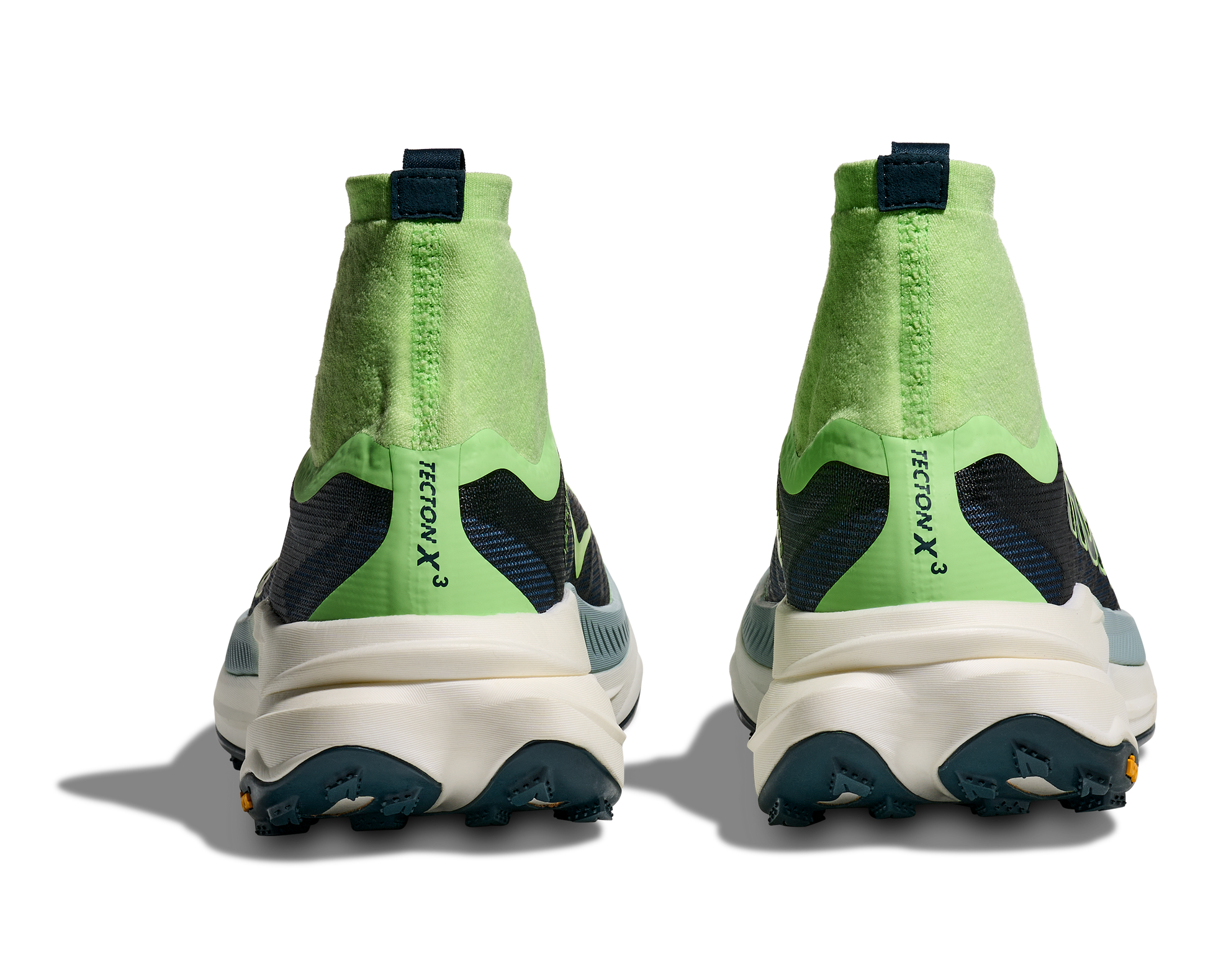 Hoka Tecton X 3 M, herrmodell. En av marknadens snabbaste trailsko med en delad kolfiberplatta. Strump-design för att skydda fötterna ifrån smuts och skräp. Färgen går i grönt och svart med vit sula och små detaljer i andra färger. 