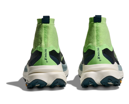Hoka Tecton X 3 M, herrmodell. En av marknadens snabbaste trailsko med en delad kolfiberplatta. Strump-design för att skydda fötterna ifrån smuts och skräp. Färgen går i grönt och svart med vit sula och små detaljer i andra färger. 