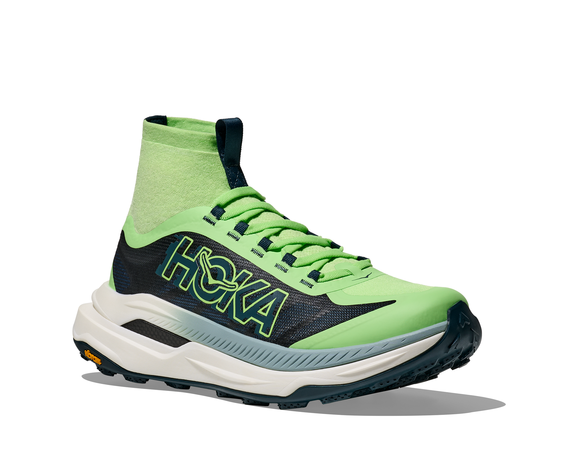 Hoka Tecton X 3 M, herrmodell. En av marknadens snabbaste trailsko med en delad kolfiberplatta. Strump-design för att skydda fötterna ifrån smuts och skräp. Färgen går i grönt och svart med vit sula och små detaljer i andra färger. 