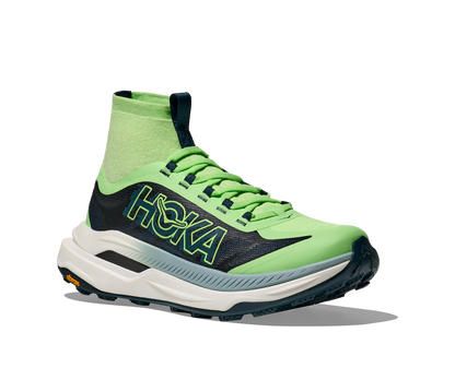 Hoka Tecton X 3 M, herrmodell. En av marknadens snabbaste trailsko med en delad kolfiberplatta. Strump-design för att skydda fötterna ifrån smuts och skräp. Färgen går i grönt och svart med vit sula och små detaljer i andra färger. 