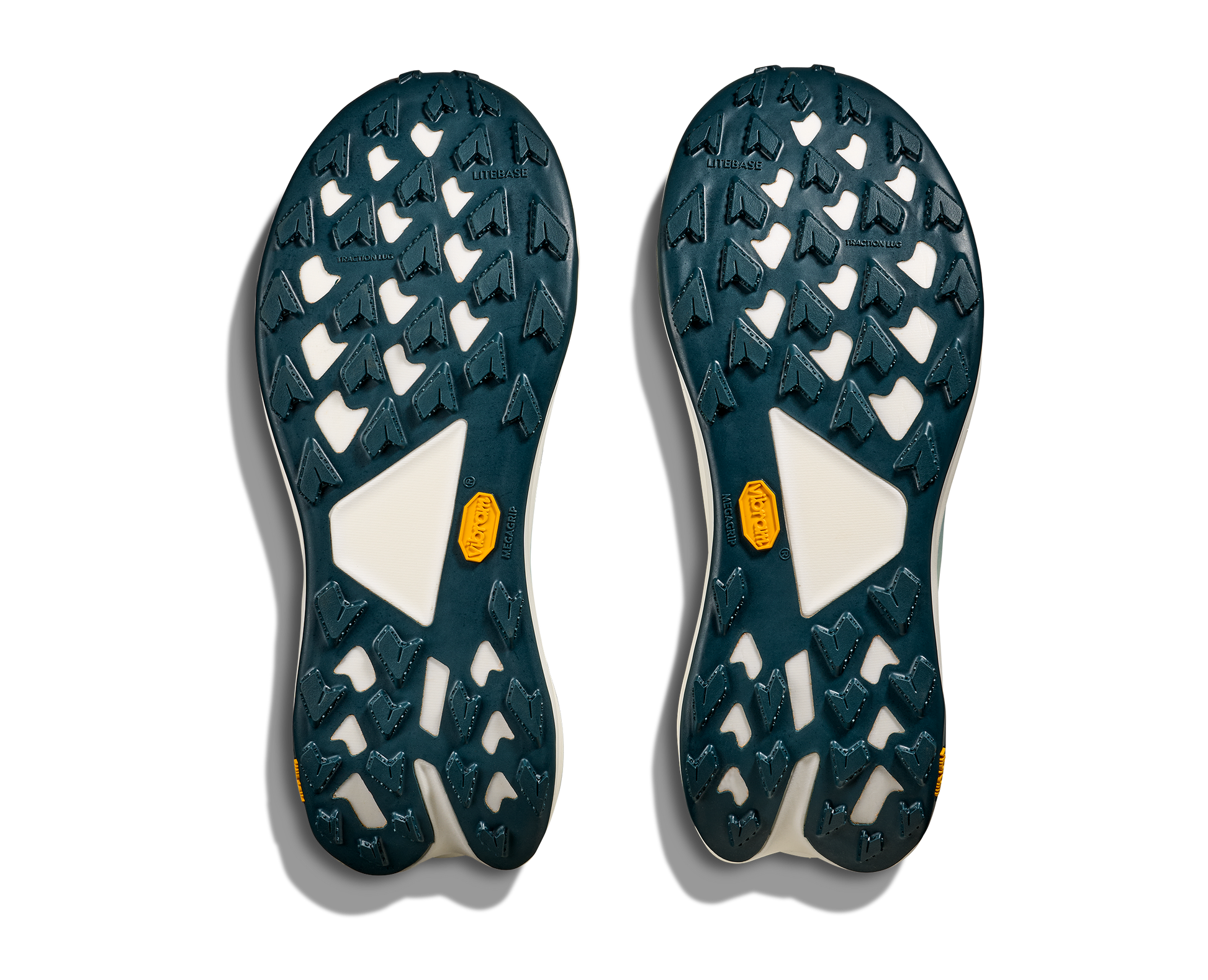 Hoka Tecton X 3 M, herrmodell. En av marknadens snabbaste trailsko med en delad kolfiberplatta. Strump-design för att skydda fötterna ifrån smuts och skräp. Färgen går i grönt och svart med vit sula och små detaljer i andra färger. 