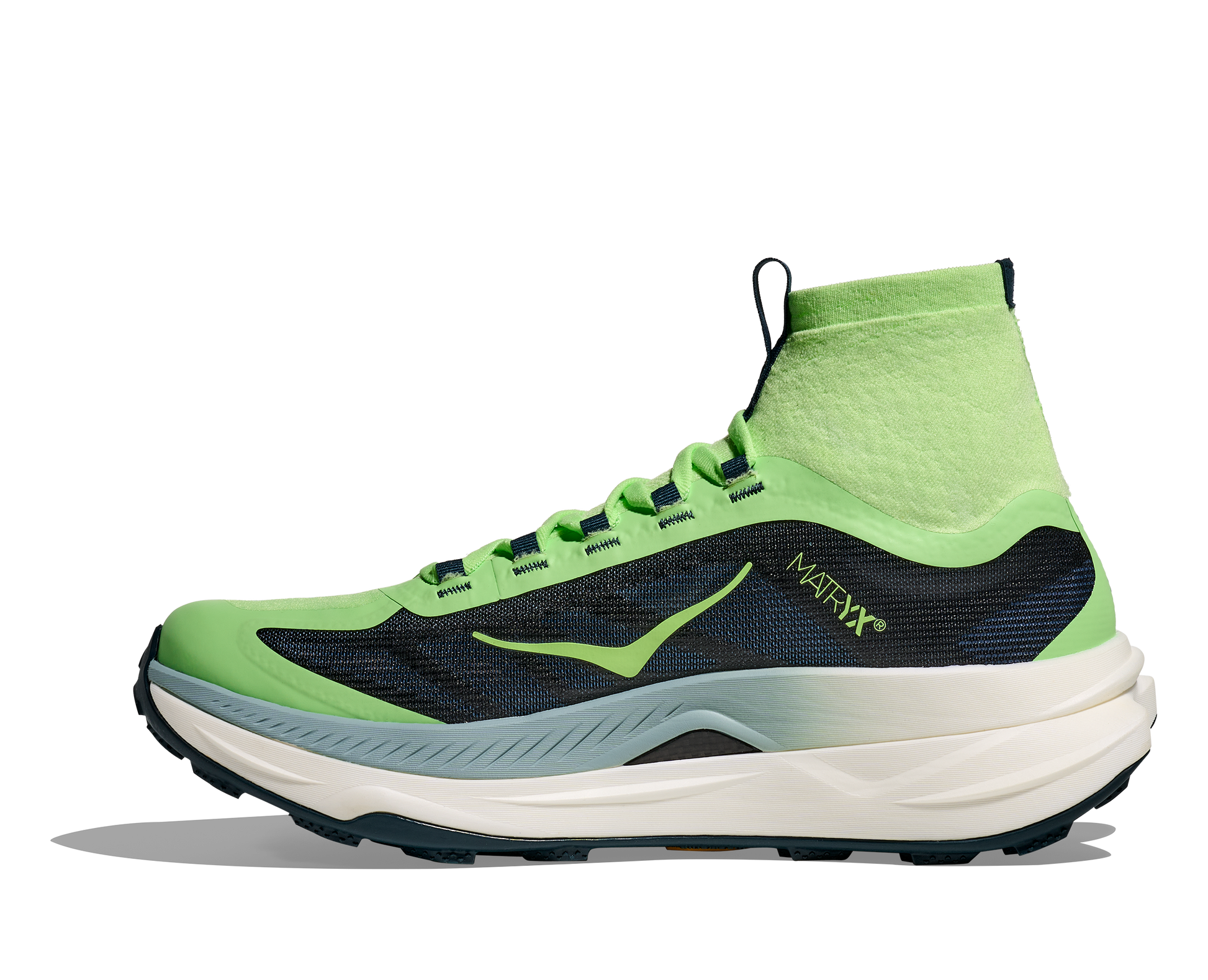 Hoka Tecton X 3 M, herrmodell. En av marknadens snabbaste trailsko med en delad kolfiberplatta. Strump-design för att skydda fötterna ifrån smuts och skräp. Färgen går i grönt och svart med vit sula och små detaljer i andra färger. 