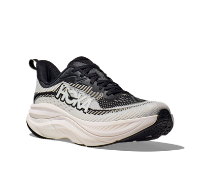 Hoka W Skyflow.  Utmärkt sko för att lägga något lite extra på dagens runda! Vit och svart färg.