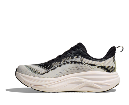 Hoka W Skyflow.  Utmärkt sko för att lägga något lite extra på dagens runda! Vit och svart färg.