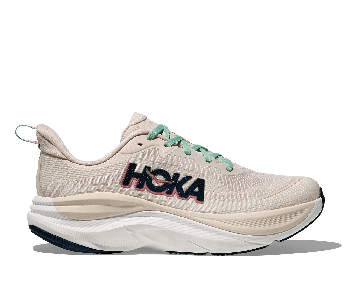 Hoka Skyflow W, löparskor i beige och vit färg med detaljer i rosa, grönt och svart. Dämpad och stabil sko som är gjord för asfalt och grusvägar. Köp hos oss, din Hoka specialist i Sverige!
