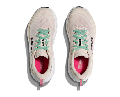 Hoka Skyflow W, löparskor i beige och vit färg med detaljer i rosa, grönt och svart. Dämpad och stabil sko som är gjord för asfalt och grusvägar. Köp hos oss, din Hoka specialist i Sverige!