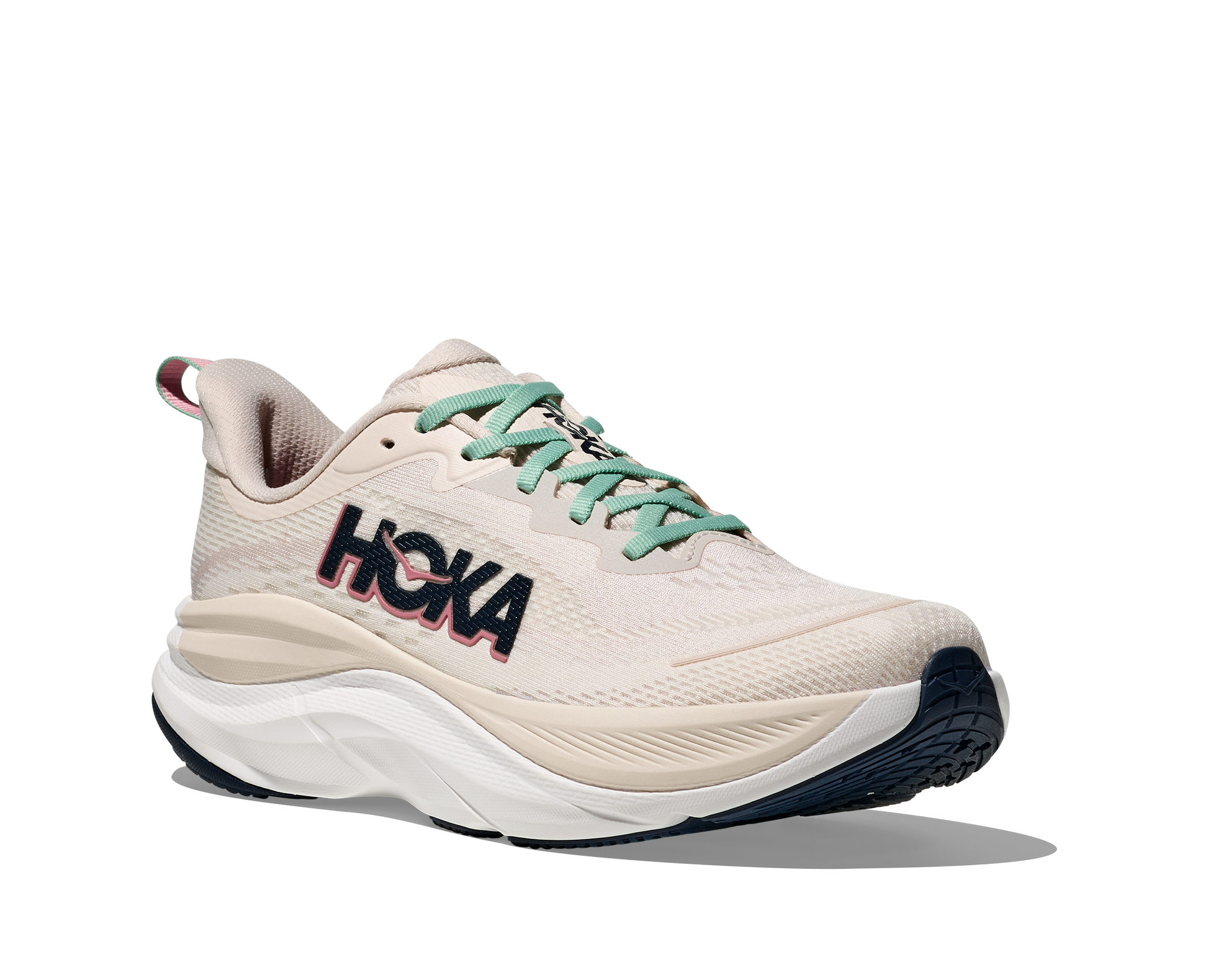 Hoka Skyflow W, löparskor i beige och vit färg med detaljer i rosa, grönt och svart. Dämpad och stabil sko som är gjord för asfalt och grusvägar. Köp hos oss, din Hoka specialist i Sverige!