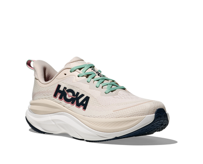 Hoka Skyflow W, löparskor i beige och vit färg med detaljer i rosa, grönt och svart. Dämpad och stabil sko som är gjord för asfalt och grusvägar. Köp hos oss, din Hoka specialist i Sverige!