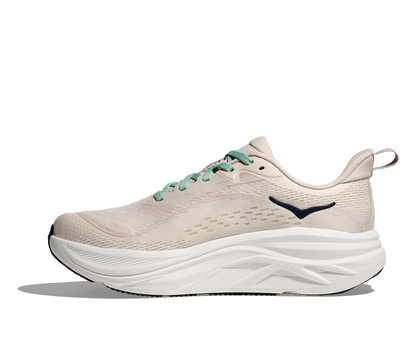 Hoka Skyflow W, löparskor i beige och vit färg med detaljer i rosa, grönt och svart. Dämpad och stabil sko som är gjord för asfalt och grusvägar. Köp hos oss, din Hoka specialist i Sverige!