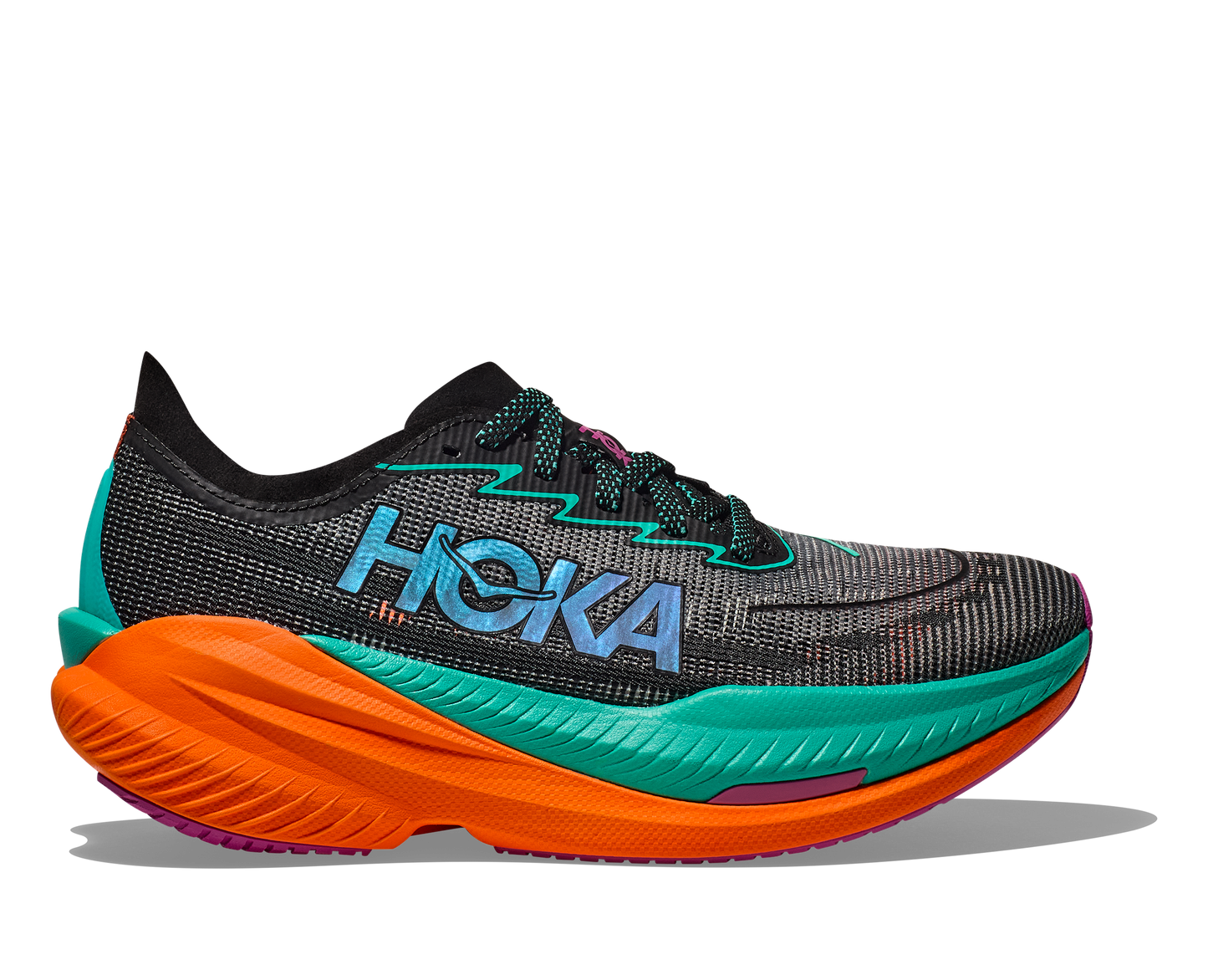 Hoka M Mach X 2. En snabb sko med god dämpning som hjälper dig slå dina rekord. Orange och blå färg. 