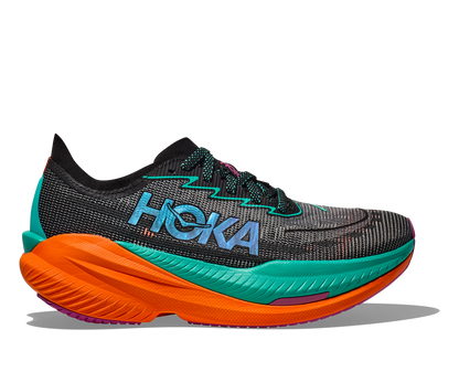 Hoka M Mach X 2. En snabb sko med god dämpning som hjälper dig slå dina rekord. Orange och blå färg. 