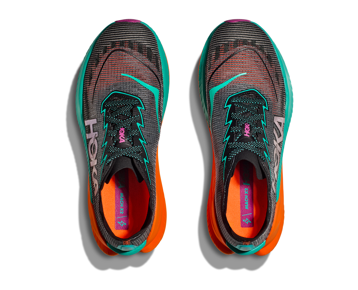 Hoka M Mach X 2. En snabb sko med god dämpning som hjälper dig slå dina rekord. Orange och blå färg. 