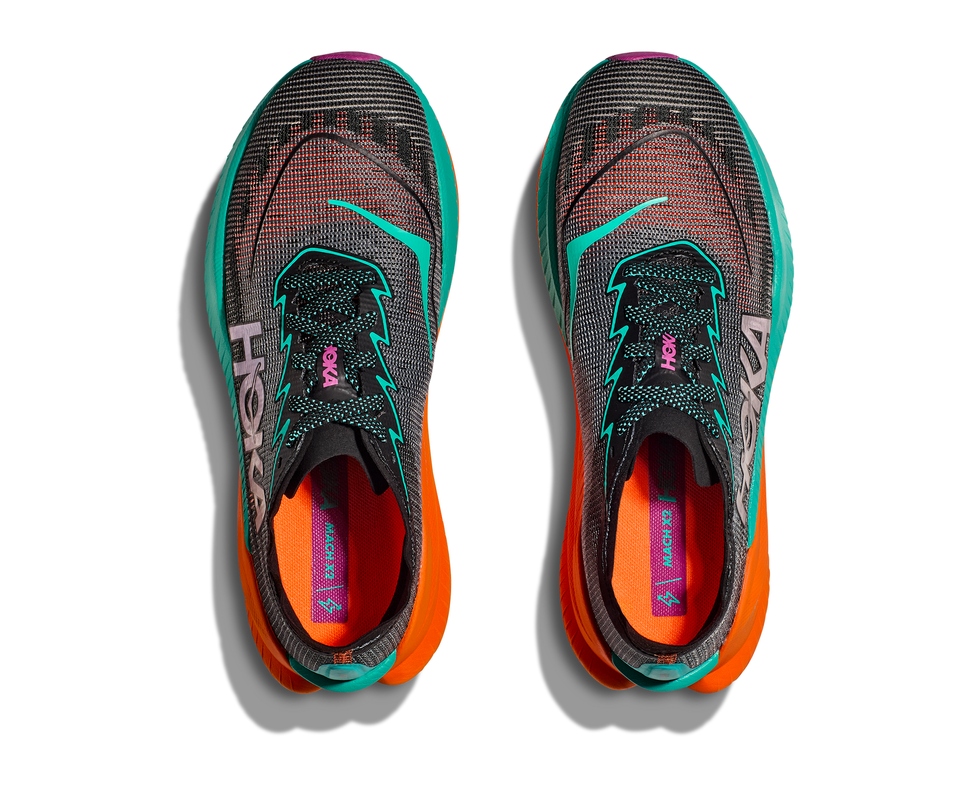 Hoka M Mach X 2. En snabb sko med god dämpning som hjälper dig slå dina rekord. Orange och blå färg. 