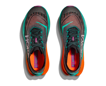 Hoka M Mach X 2. En snabb sko med god dämpning som hjälper dig slå dina rekord. Orange och blå färg. 