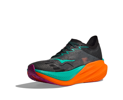 Hoka M Mach X 2. En snabb sko med god dämpning som hjälper dig slå dina rekord. Orange och blå färg. 