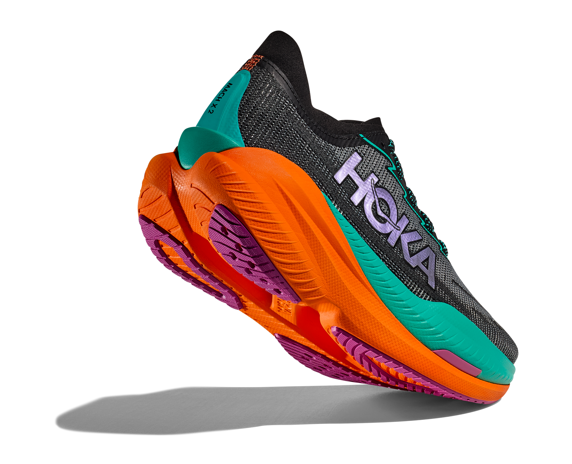 Hoka M Mach X 2. En snabb sko med god dämpning som hjälper dig slå dina rekord. Orange och blå färg. 