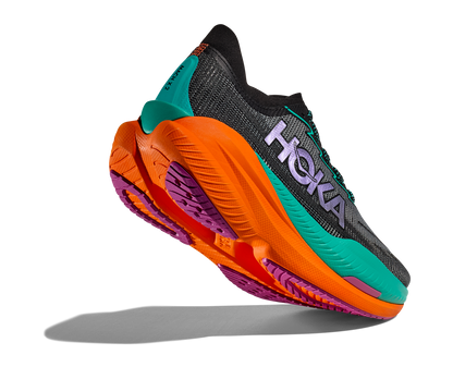 Hoka M Mach X 2. En snabb sko med god dämpning som hjälper dig slå dina rekord. Orange och blå färg. 