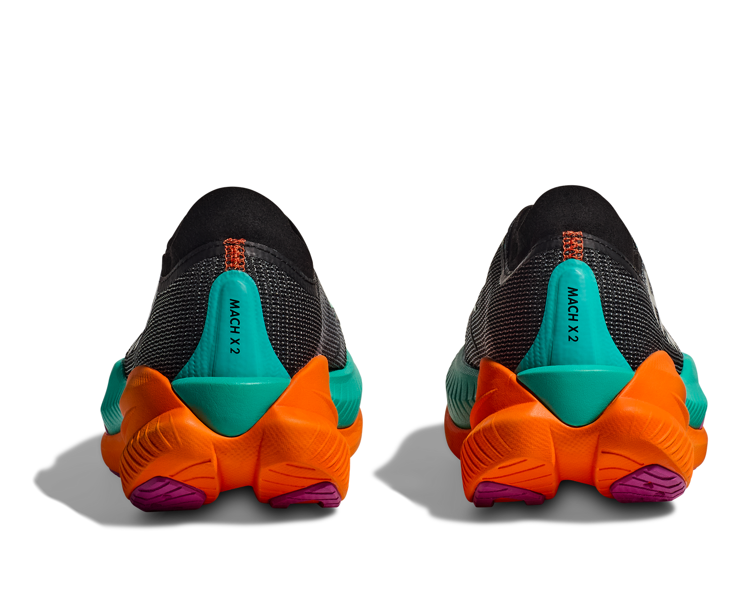 Hoka M Mach X 2. En snabb sko med god dämpning som hjälper dig slå dina rekord. Orange och blå färg. 