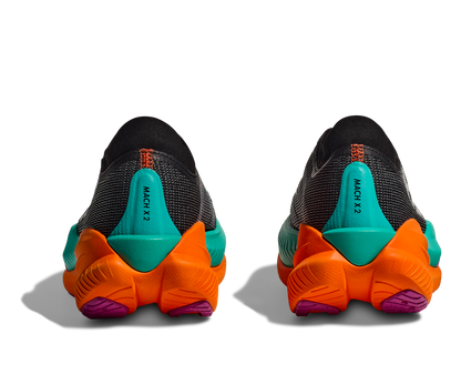 Hoka M Mach X 2. En snabb sko med god dämpning som hjälper dig slå dina rekord. Orange och blå färg. 