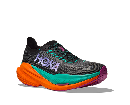 Hoka M Mach X 2. En snabb sko med god dämpning som hjälper dig slå dina rekord. Orange och blå färg. 