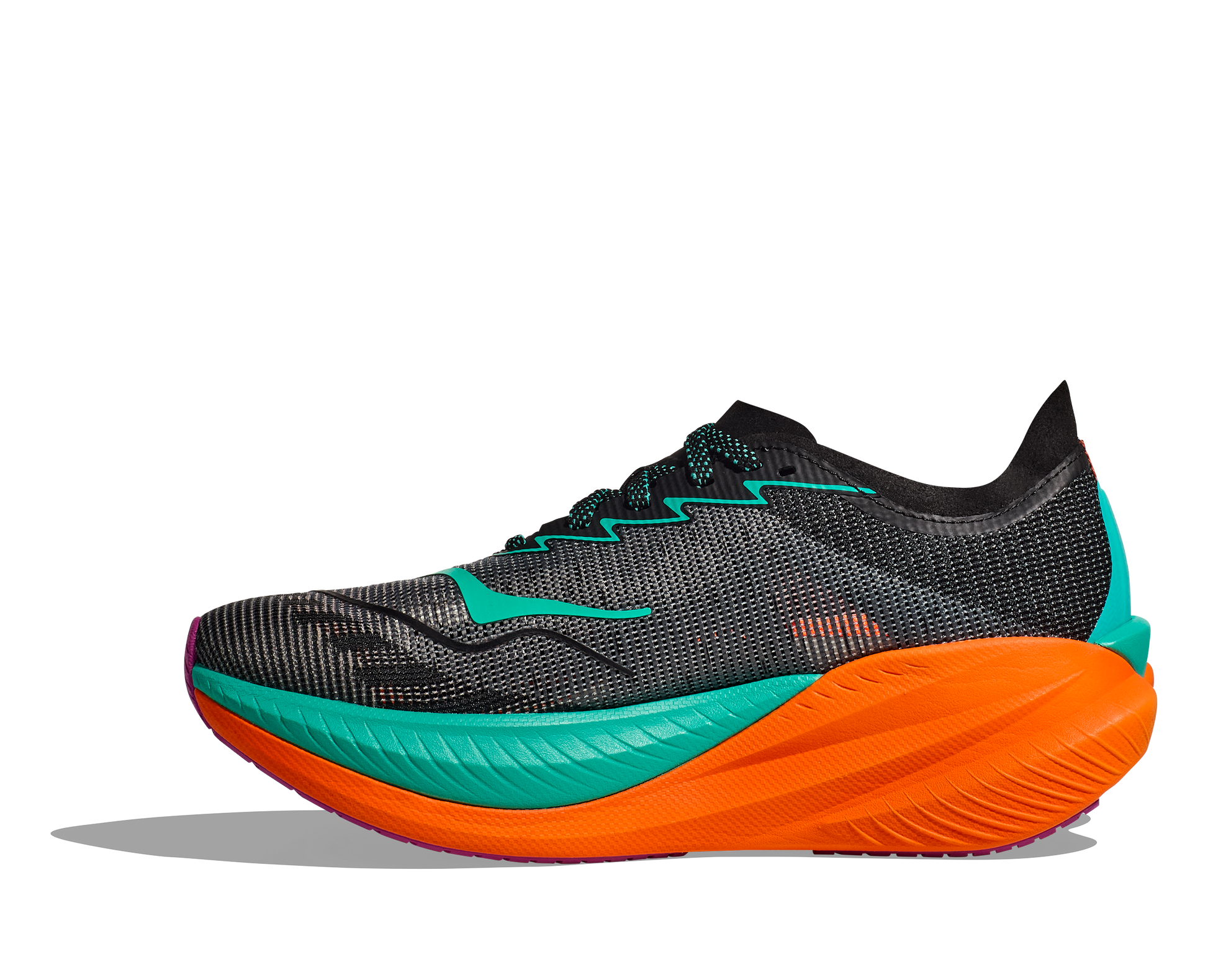 Hoka M Mach X 2. En snabb sko med god dämpning som hjälper dig slå dina rekord. Orange och blå färg. 