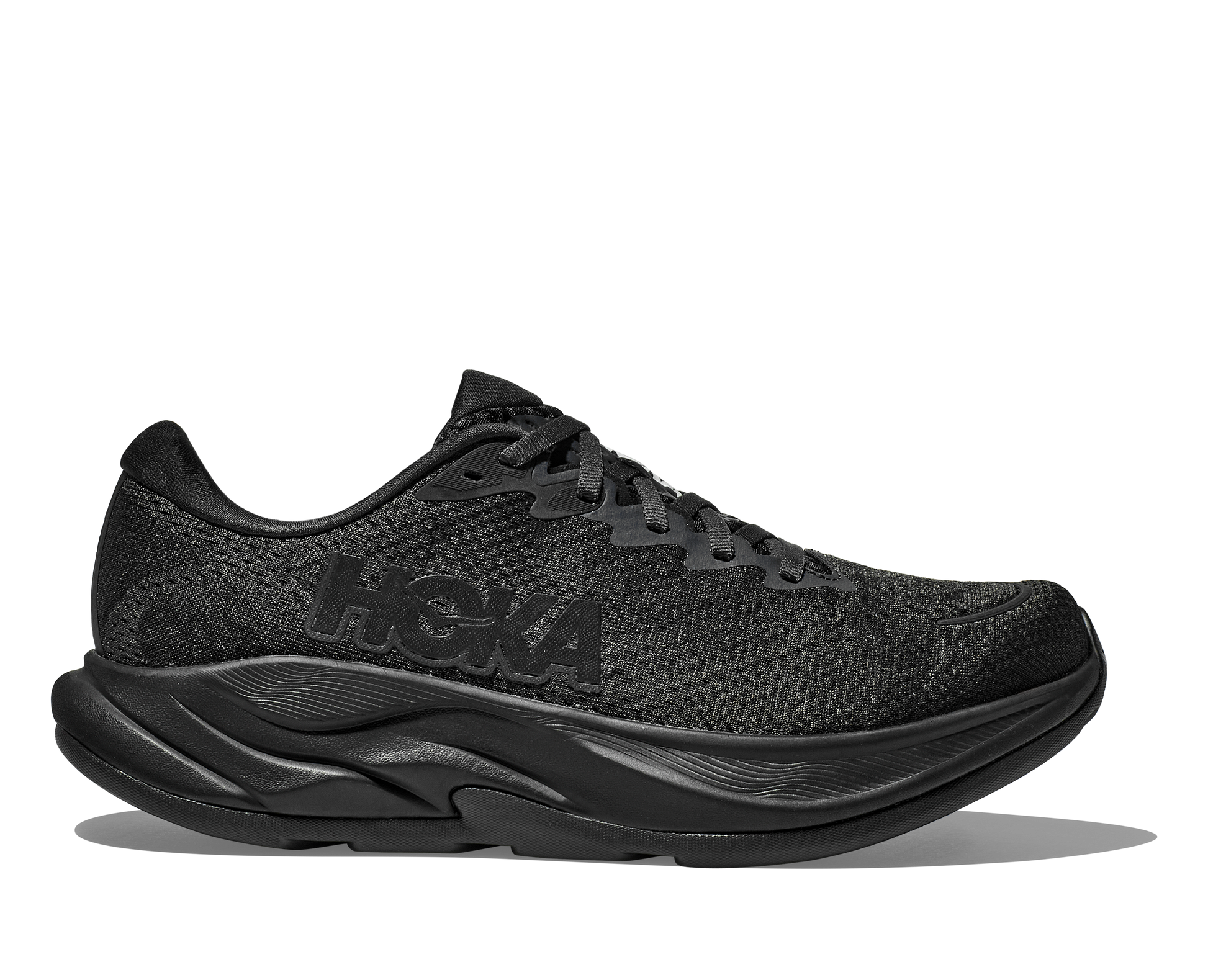 Hoka M Rincon 4 - En fjäderlätt sko med fantastisk dämpning men det slutar inte där. Denna sko är även otroligt responsiv. Svart färg på denna sko.