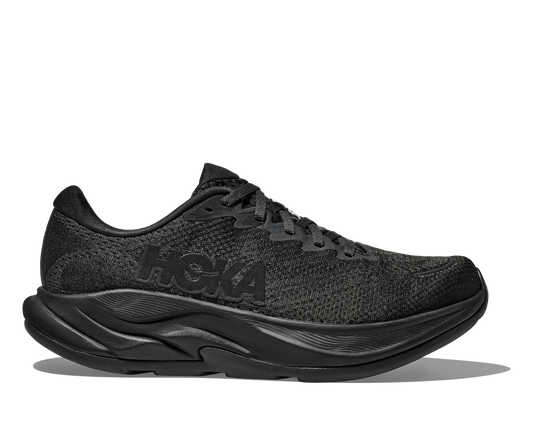 Hoka M Rincon 4 - En fjäderlätt sko med fantastisk dämpning men det slutar inte där. Denna sko är även otroligt responsiv. Svart färg på denna sko.