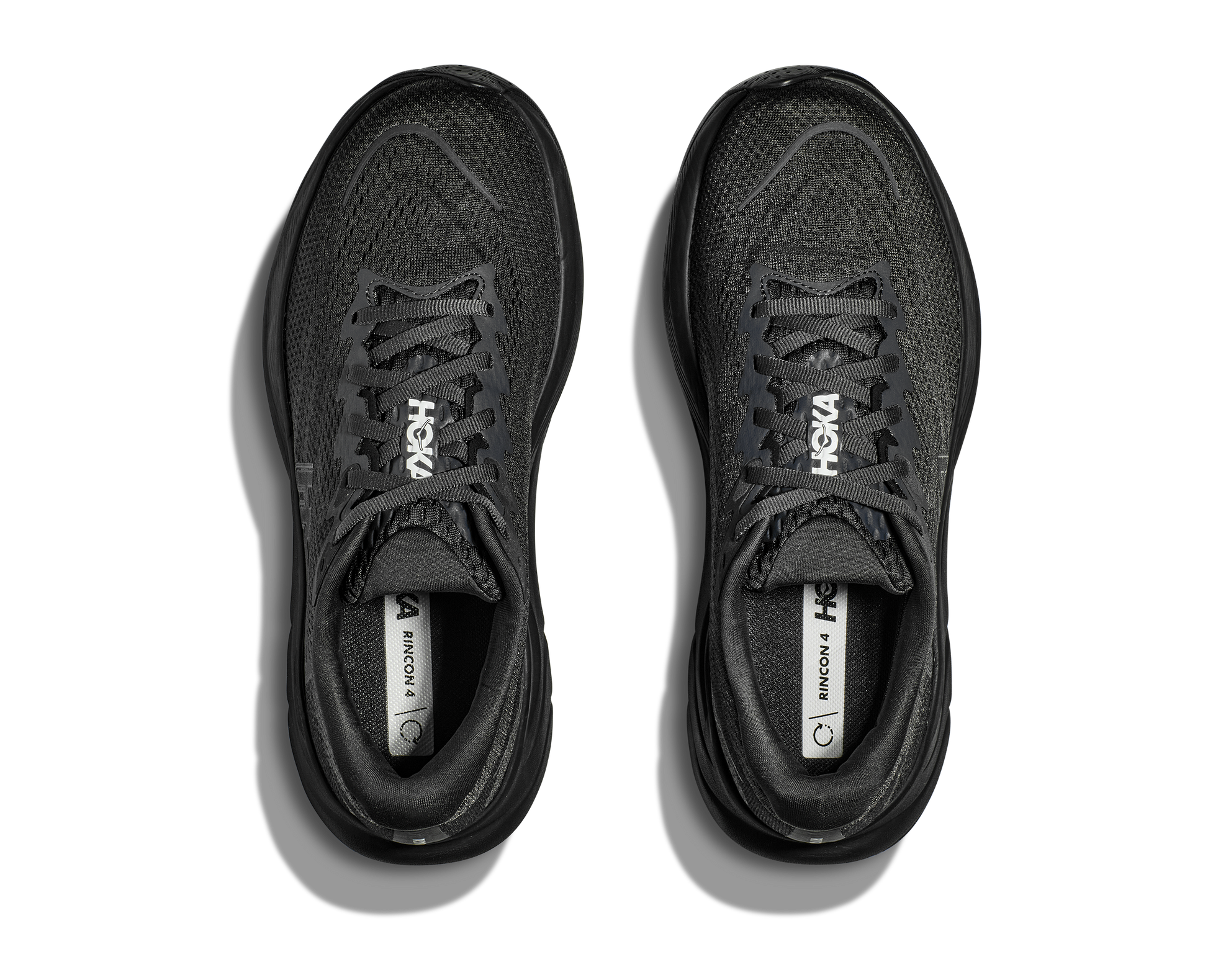 Hoka M Rincon 4 - En fjäderlätt sko med fantastisk dämpning men det slutar inte där. Denna sko är även otroligt responsiv. Svart färg på denna sko.