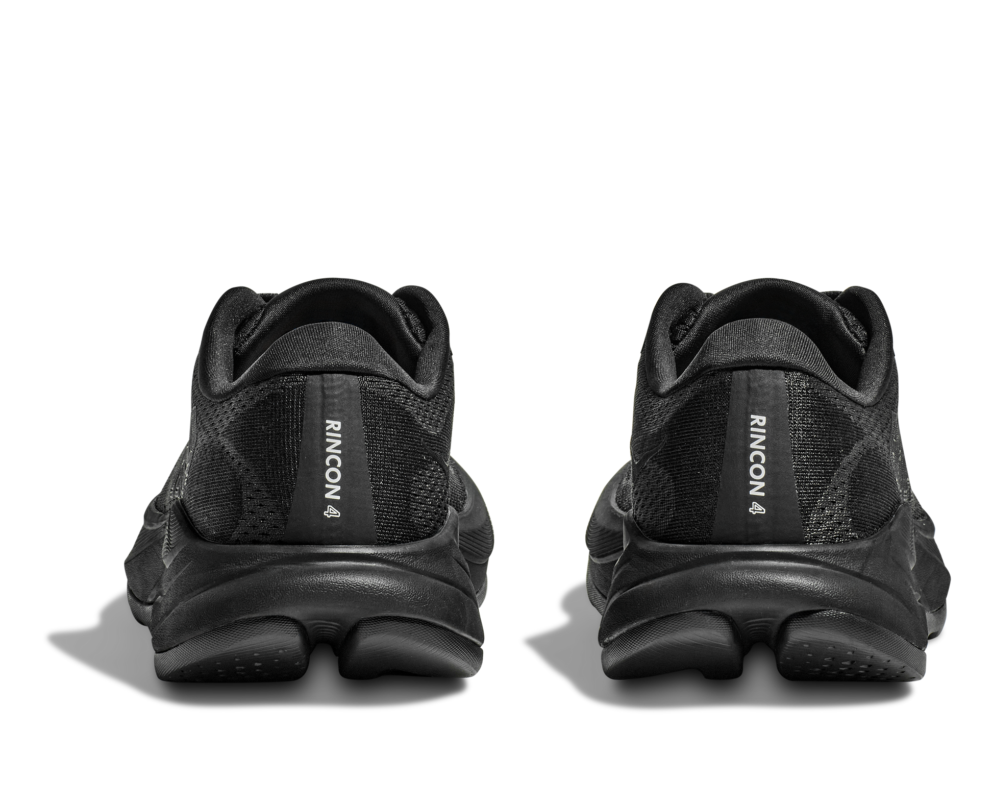 Hoka M Rincon 4 - En fjäderlätt sko med fantastisk dämpning men det slutar inte där. Denna sko är även otroligt responsiv. Svart färg på denna sko.